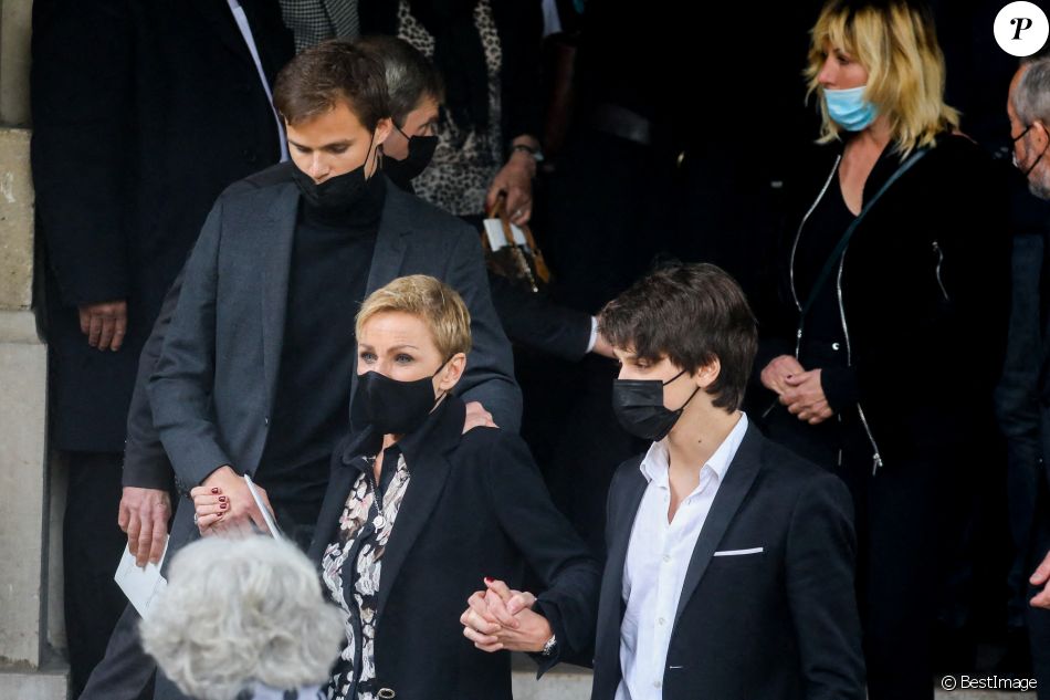 Karin Rénier et ses fils Oscar et Jules, Mathilde Seigner - Sorties des obsèques de Yves Rénier en l'église Saint-Pierre de Neuilly-sur-Seine, France, le 30 avril 2021.