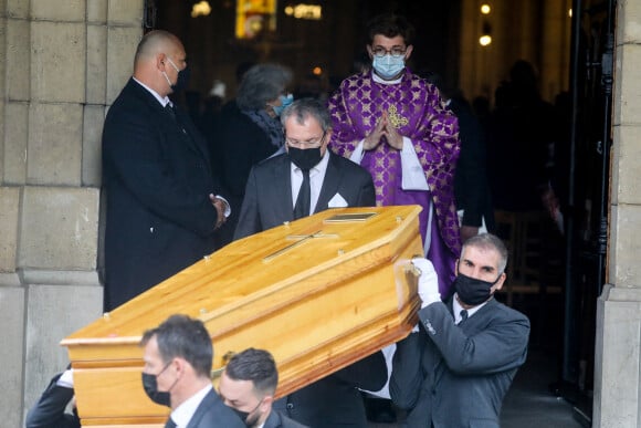 Sortie du cercueil - Sorties des obsèques de Yves Rénier en l'église Saint-Pierre de Neuilly-sur-Seine, France, le 30 avril 2021. 