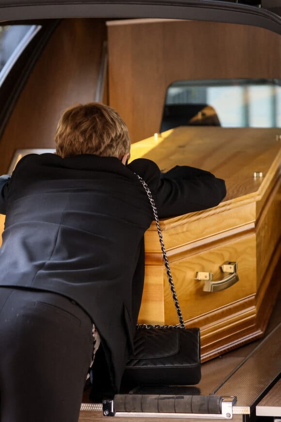 Karin Rénier sur le cercueil de son mari - Arrivées aux obsèques de Yves Rénier en l'église Saint-Pierre de Neuilly-sur-Seine. Le 30 avril 2021  
