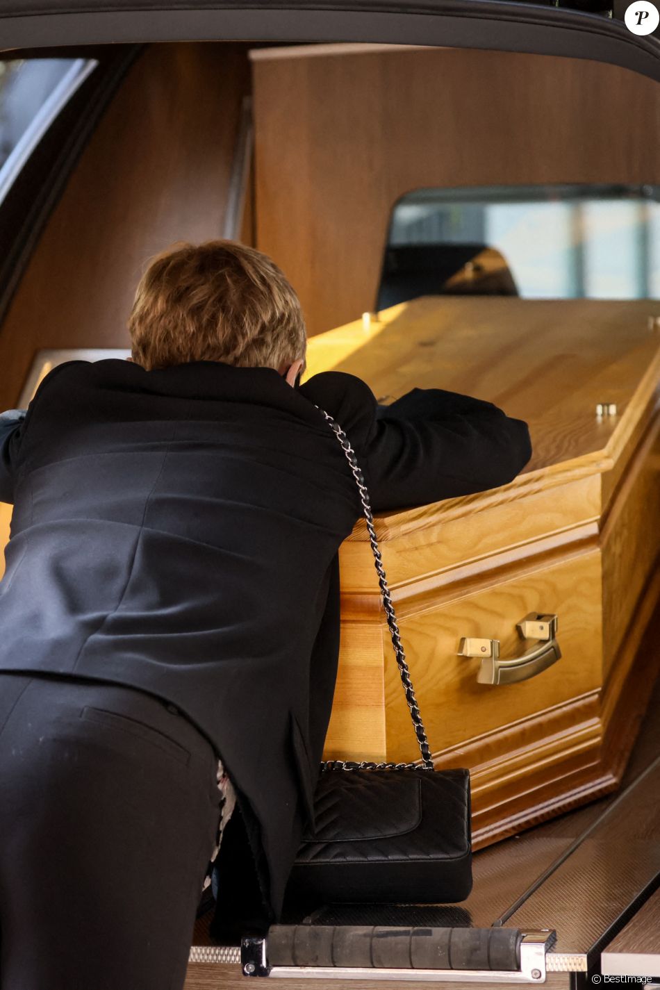 Karin Rénier sur le cercueil de son mari - Arrivées aux obsèques de Yves Rénier en l'église Saint-Pierre de Neuilly-sur-Seine. Le 30 avril 2021