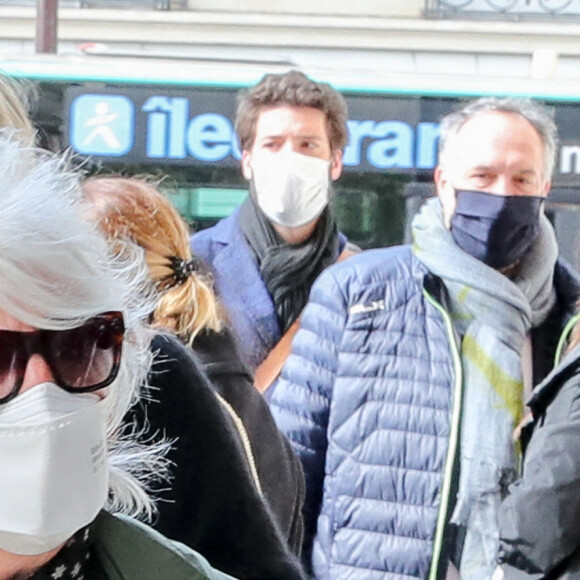 Catherine Lara - Arrivées aux obsèques de Yves Rénier en l'église Saint-Pierre de Neuilly-sur-Seine, France, le 30 avril 2021.