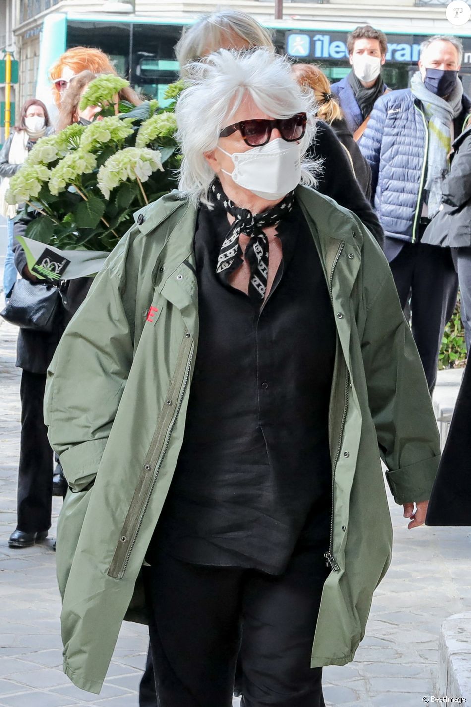 Catherine Lara - Arrivées aux obsèques de Yves Rénier en l'église Saint-Pierre de Neuilly-sur-Seine, France, le 30 avril 2021.