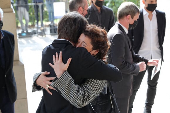 Jules Rénier et Lola Zidi-Rénier - Arrivées aux obsèques de Yves Rénier en l'église Saint-Pierre de Neuilly-sur-Seine. Le 30 avril 2021  