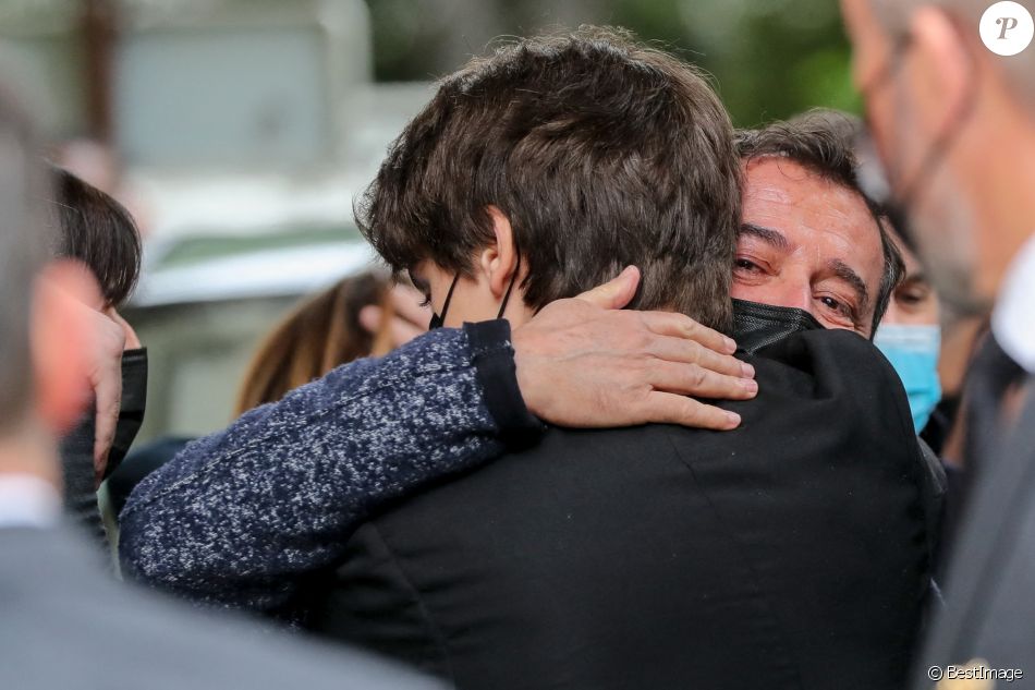 Bernard Montiel, Jules Rénier - Sorties des obsèques de Yves Rénier en l'église Saint-Pierre de Neuilly-sur-Seine, France, le 30 avril 2021