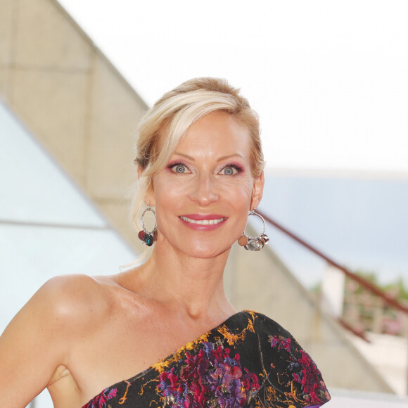 Rebecca Hampton (robe Christophe Guillarmé à encolure asymétrique en jacquard à relief noir et violet) lors de la soirée d'ouverture du 59ème festival de télévision de Monte Carlo le 14 juin 2019. © Denis Guignebourg / Bestimage 