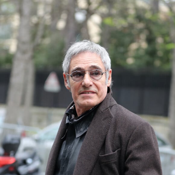 Gérard Lanvin arrive à l'enregistrement de l'émission Vivement Dimanche à Paris le 16 mars 2020.