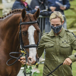Zara Phillips (Tindall) présente son cheval Class Affair avant un concours de sauts à Burnham le 16 septembre 2020.