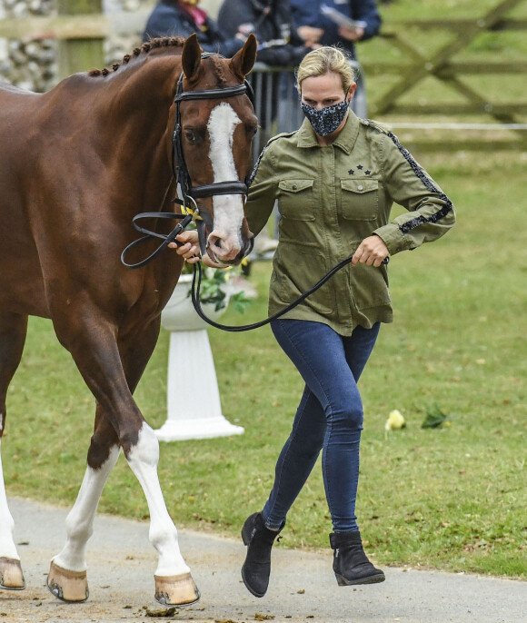 Zara Phillips (Tindall) présente son cheval Class Affair avant un concours de sauts à Burnham le 16 septembre 2020.