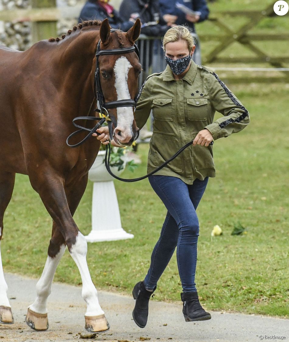 Zara Phillips (Tindall) présente son cheval Class Affair avant un concours de sauts à Burnham le 16 septembre 2020.