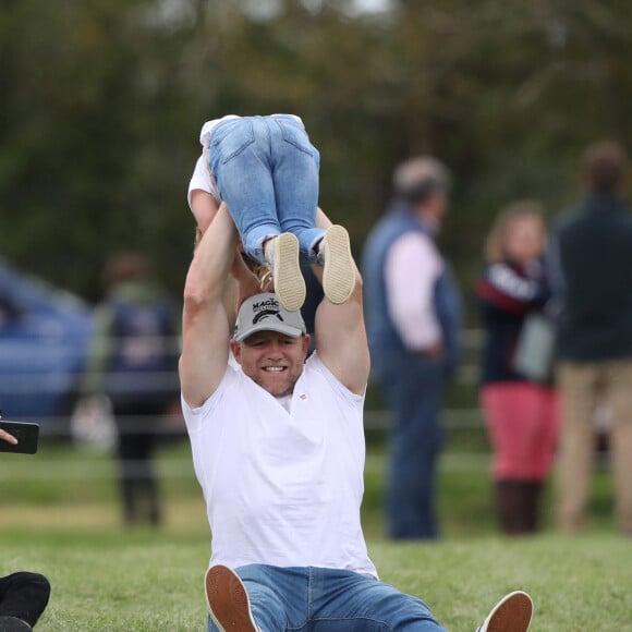 Mike Tindall et sa fille Mia - M.Tindall joue dans l'herbe avec ses adorables filles Mia, cinq ans, et Lena, un an, alors que sa femme Zara participe à la compétition Land Rover Burghley Horse Trials. Stamford, le 7 septembre 2019.