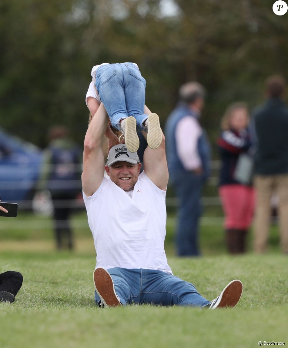 Mike Tindall et sa fille Mia - M.Tindall joue dans l'herbe avec ses adorables filles Mia, cinq ans, et Lena, un an, alors que sa femme Zara participe à la compétition Land Rover Burghley Horse Trials. Stamford, le 7 septembre 2019.