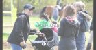 Zara Tindall, maman aux anges : première sortie avec son fils Lucas, 6 semaines