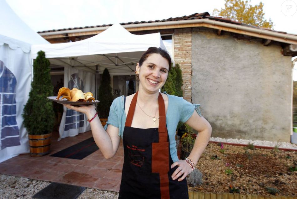La gagnante de la finale de MasterChef, Anne Alassane pose devant son restaurant, La Pays'anne , à Montauban près de Toulouse, désormais fermé.