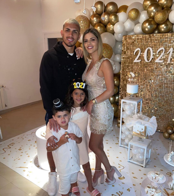 Leandro Paredes, son épouse Camila Galante et leurs deux enfants, Victoria et Giovanni. Janvier 2021.