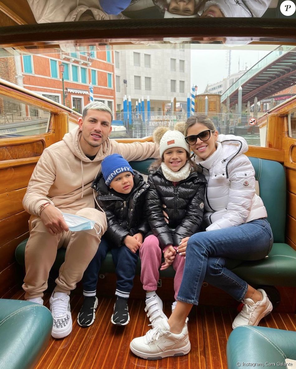 Leandro Paredes, son épouse Camila Galante et leurs deux enfants. Février 2021.