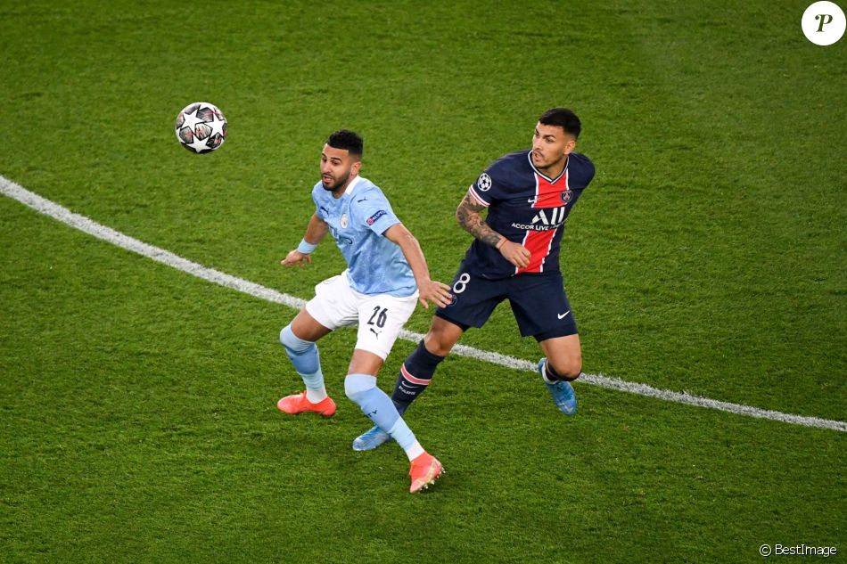 Leandro Paredes et Riyad Mahrez lors du match de demi-finale de la Ligue des Champions opposant le Paris Saint-Germain à Manchester City au Parc des Princes. Paris, le 28 avril 2021. © Anthony Bibard / Panoramic / Bestimage