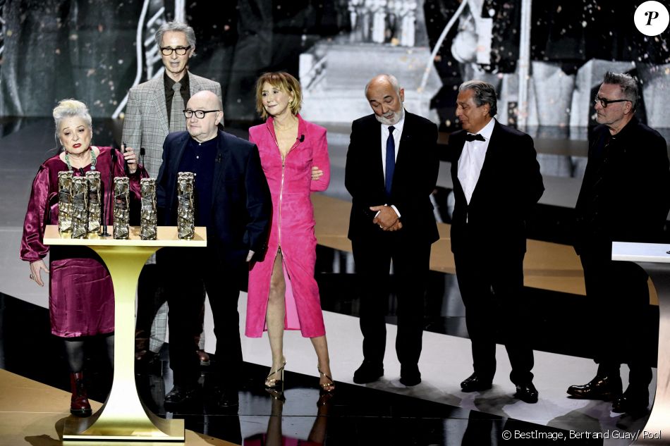 Un César spécial pour la troupe du Splendid, Josiane Balasko, Michel Blanc, Thierry Lhermitte, Marie-Anne Chazel, Gérard Jugnot, Christian Clavier et Bruno Moynot, sur scène lors de la 46ème cérémonie des César à l'Olympia à Paris le 12 mars 202. © Bertrand Guay/ Pool / Bestimage