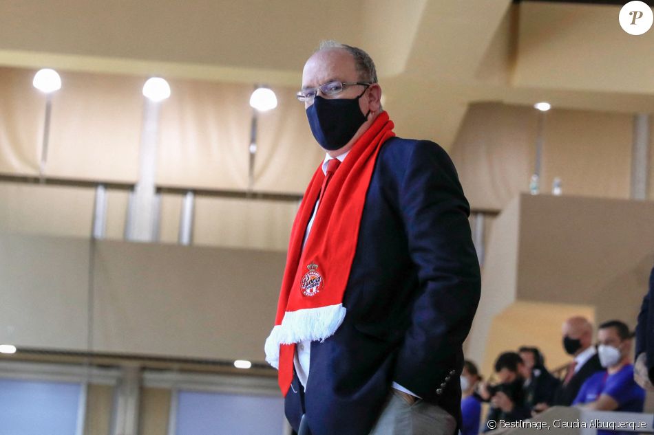 Le prince Albert II de Monaco durant le 1er match de basket de la Finale de l'EuroCup opposant la Roca Team (Monaco) à l'Unics Kazan (Russie) au Stade Louis II de Monaco le 27 avril 2021. Les monégasques se sont imposés par 89 à 87. © Claudia Albuquerque/Bestimage