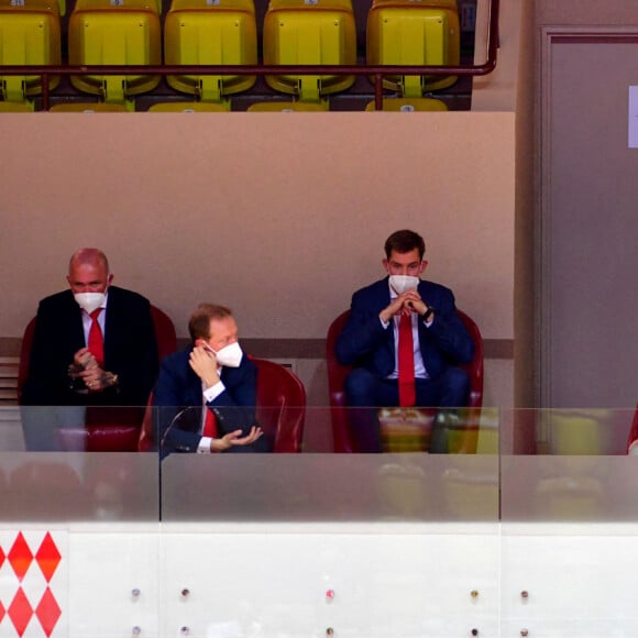 Sergei Dyadechko, le président du club de basket monégasque, le prince Albert II de Monaco et Pierre Dartout, le ministre d'Etat de Monaco, durant le 1er match de basket de la Finale de l'EuroCup opposant la Roca Team à l'Unics Kazan (Russie) au Stade Louis II de Monaco le 27 avril 2021. Les monégasques se sont imposés par 89 à 87. © Bruno Bebert/Bestimage