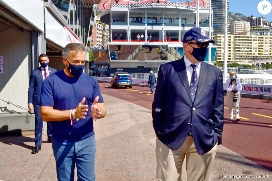 Jean Alesi et le prince Albert II de Monaco durant la seconde journée du 12eme Grand Prix Historique de Monaco. Cet événement se déroule du 23 au 25 avril 2021. Le public, avec une jauge bien définie, a pu prendre place dans les tribunes ce samedi et il en sera de même pour dimanche. Pour cela il faudra être monégasque, ou résident ou avoir une réservation d'hôtel en Principauté. © Bruno Bebert / Bestimage