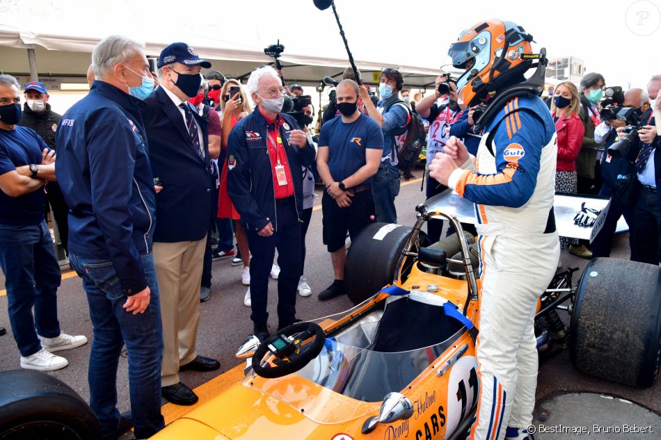 Le prince Albert II de Monaco et Gery Mestre, le président de la commission des véhicules de collection de l'automobile Club de Monaco, durant la seconde journée du 12eme Grand Prix Historique de Monaco. Cet événement se déroule du 23 au 25 avril 2021. © Bruno Bebert / Bestimage