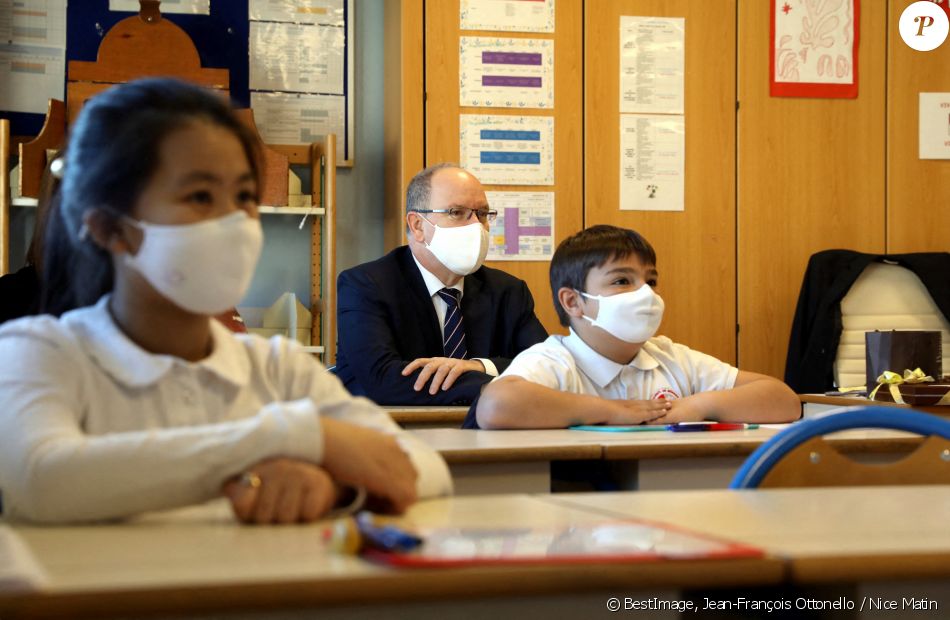 Exclusif - Le prince Albert II de Monaco assiste à la présentation du programme My Class, basé sur des ressources numériques, à l'école Saint-Charles de Monaco le 8 avril 2021. © Jean-François Ottonello / Nice Matin / Bestimage