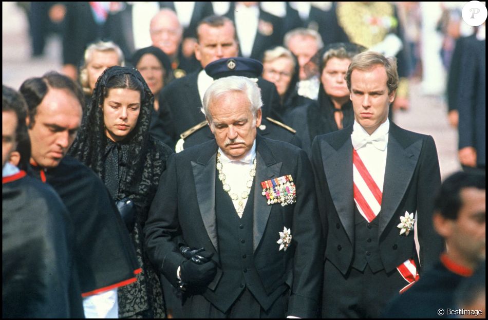 Obsèques de la princesse Grace Kelly de Monaco - Le prince Rainier de Monaco et ses enfants, le prince Albert et la princesse Caroline, 1982.