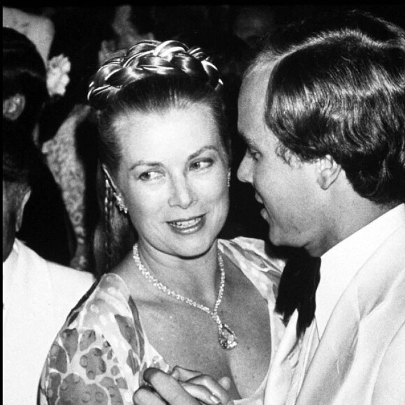 Grace Kelly et son fils le prince Albert de Monaco au bal de la Croix-Rouge, 1979.