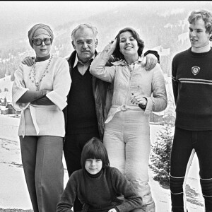 Le prince Rainier de Monaco, son épouse Grace Kelly et leurs trois enfants, le prince Albert, la princesse Caroline et la princesse Stéphanie à Gstaad, 1976.
