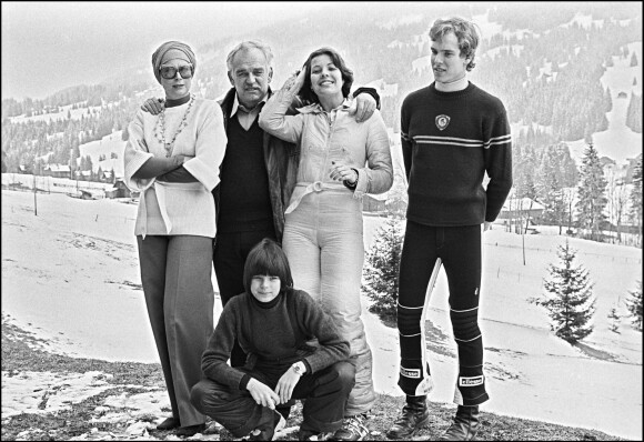Le prince Rainier de Monaco, son épouse Grace Kelly et leurs trois enfants, le prince Albert, la princesse Caroline et la princesse Stéphanie à Gstaad, 1976.