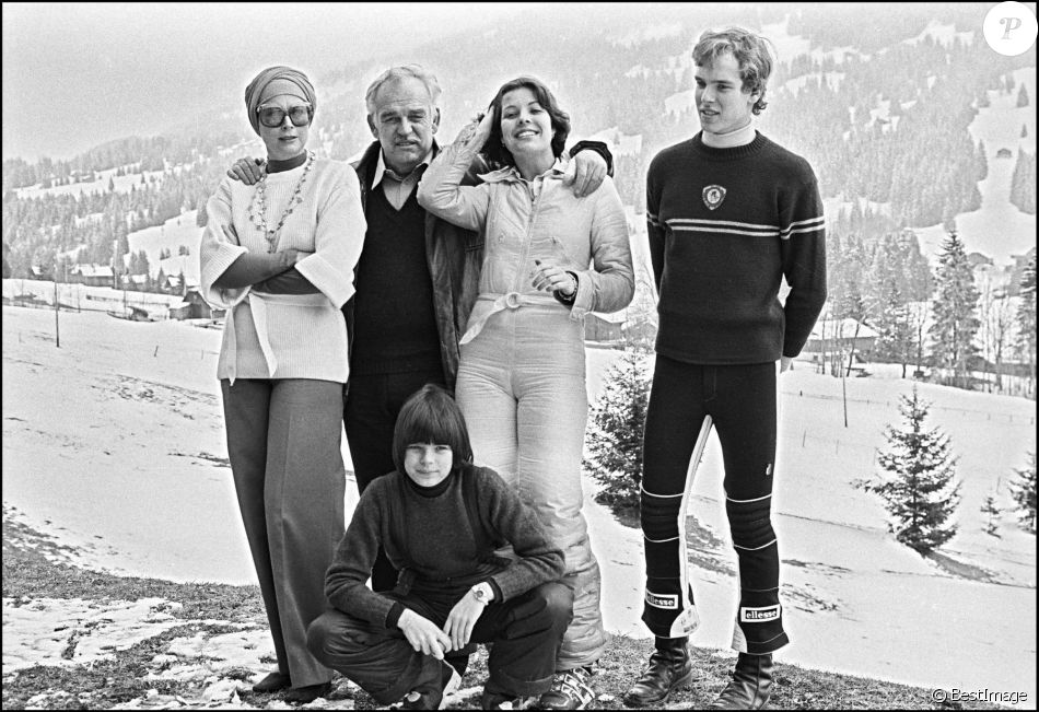 Le prince Rainier de Monaco, son épouse Grace Kelly et leurs trois enfants, le prince Albert, la princesse Caroline et la princesse Stéphanie à Gstaad, 1976.