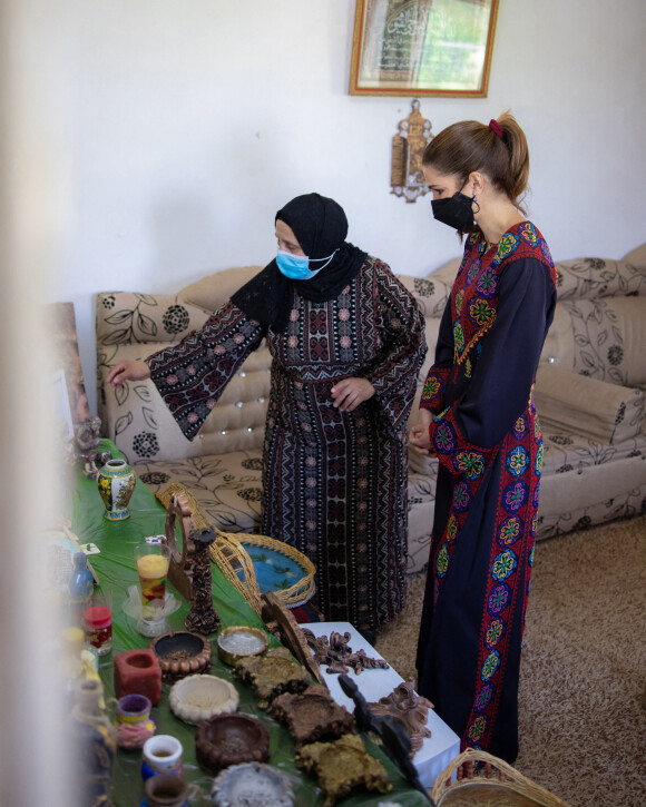 Rania de Jordanie lors d'une visite à Madaba, le 26 avril 2021. 