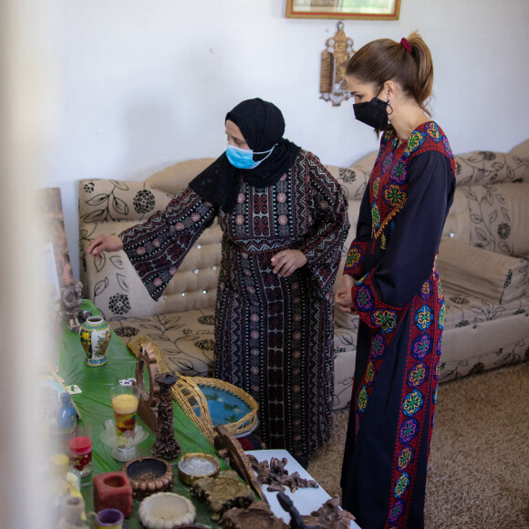 Rania de Jordanie lors d'une visite à Madaba, le 26 avril 2021. 