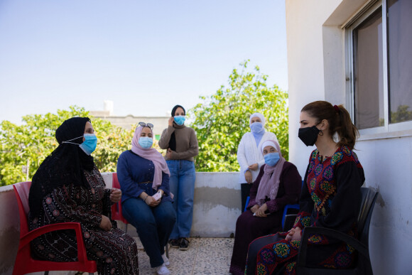Rania de Jordanie lors d'une visite à Madaba, le 26 avril 2021.
