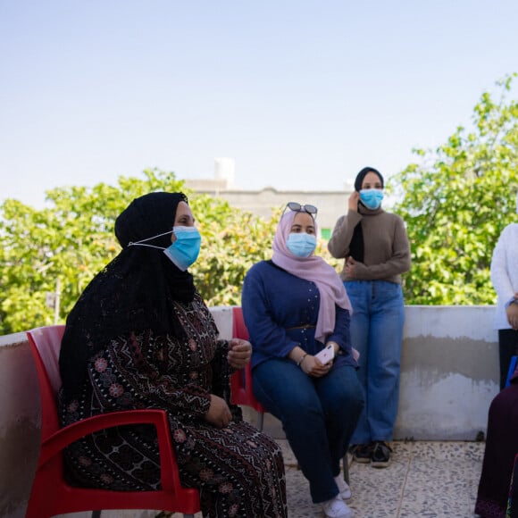 Rania de Jordanie lors d'une visite à Madaba, le 26 avril 2021.