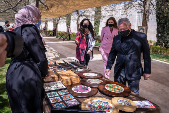 Le roi Abdallah de Jordanie et la reine Rania visitent un marché de rue à Amman, le 30 mars 2021.