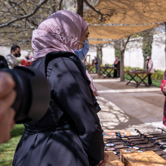 Le roi Abdallah de Jordanie et la reine Rania visitent un marché de rue à Amman, le 30 mars 2021.