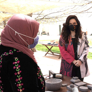 Le roi Abdallah de Jordanie et la reine Rania visitent un marché de rue à Amman, le 30 mars 2021.