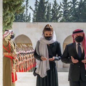 Le Roi Abdallah de Jordanie, la Reine Rania et le Prince Al Hussein visitent la tombe du Roi Hussein pour les 22 ans de sa mort, le 7 février 2021.