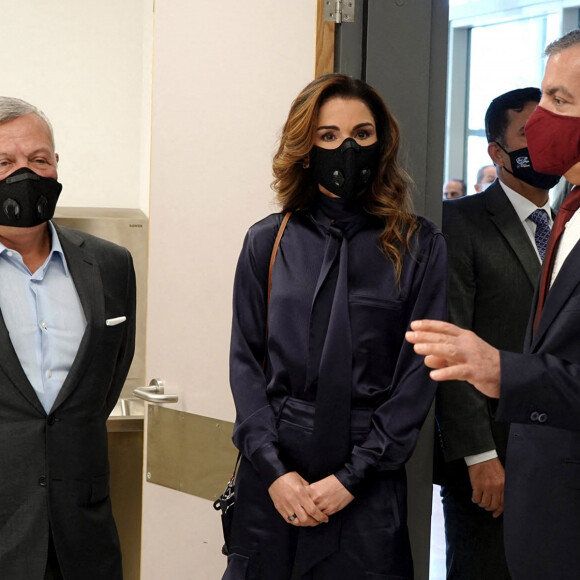 Sa Majesté le Roi Abdallah II, accompagnée de sa Majesté la Reine Rania Al Abdullah, inaugurent le nouvel hôpital d'urgence affilié à l'hôpital public Al Bashir et visitent le service d'oncologie récemment rénové grâce à l'initiative volontaire Himmetna, août 2020.