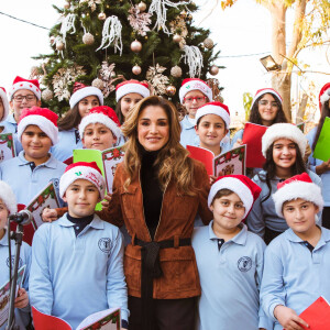 La reine Rania de Jordanie assiste aux festivités de Noël à Fuheis près d'Amman, le 18 décembre 2019.