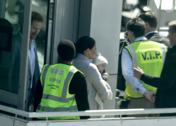 Exclusif - Le prince Harry, duc de Sussex, Meghan Markle, duchesse de Sussex et leur fils Archie Harrison Mountbatten-Windsor arrivent à l'aéroport international du Cap, Afrique du Sud, le 23 septembre 2019, pour un voyage officiel de 10 jours sur le continent africain.