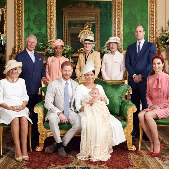 Meghan Markle, duchesse de Sussex, et le prince Harry en famille lors du baptême de leur fils Archie Mountbatten-Windsor dans le Salon Vert au château de Windsor, entourés de la duchesse Camilla de Cornouailles, la duchesse Catherine de Cambridge, le prince Charles, Doria Ragland, Lady Jane Fellowes, Lady Sarah McCorquodale et le prince William, photographiés par Chris Allerton. ©Chris Allerton/SussexRoyal/PA Photos/Bestimage