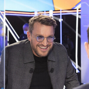 Exclusif - Benjamin Castaldi porte des lunettes, après son opération des yeux pour les "ouvrir" un peu plus - Enregistrement de l'émission "TPMP (Touche Pas à Mon Poste)", présentée par C.Hanouna et diffusée en direct sur C8 le 12 avril © Jack Tribeca / Bestimage