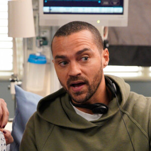 Jesse Williams sur le tournage de Grey's Anatomy.