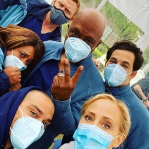 Jesse Williams (en bas à gauche) et ses collègues sur le tournage de Grey's Anatomy.