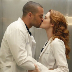 Jesse Williams (Jackson Avery) et Sarah Drew (April Kepner) dans "Grey's Anatomy" (TF1-ABC).