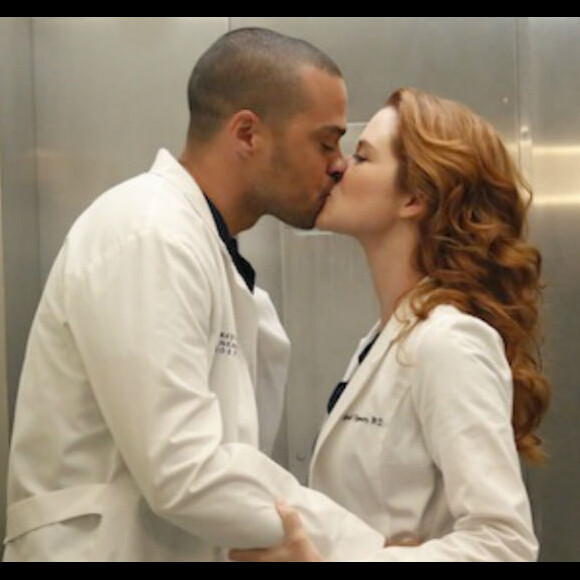 Jesse Williams (Jackson Avery) et Sarah Drew (April Kepner) dans "Grey's Anatomy" (TF1-ABC).