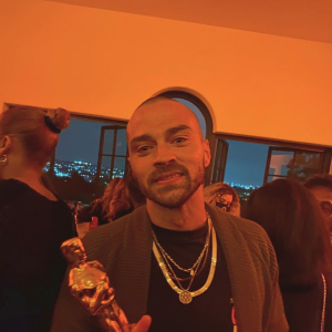 Jesse Williams et l'Oscar du Meilleur court métrage pour le film Two Distant Strangers, qu'il a produit. Avril 2021.