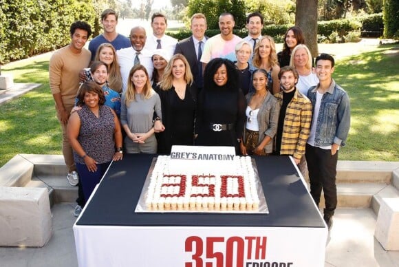 Jesse Williams (en t-shirt rose, au troisième rang) et l'équipe de Grey's Anatomy fête le 350e épisode de la série. Octobre 2019.